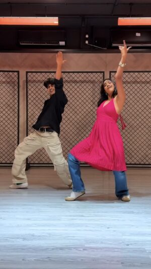 Krutika Solanki Instagram - Chunari Chunari with @aadilkhann
.
Teaching next in @10ft.downstudios
Sat 20th september ❤️
.
More details in BIO LINK.
#chunarichunari #aadilkhanchoreography #krutikasolankii @sushmitasen47 @beingsalmankhan @abhijeetbhattacharya
