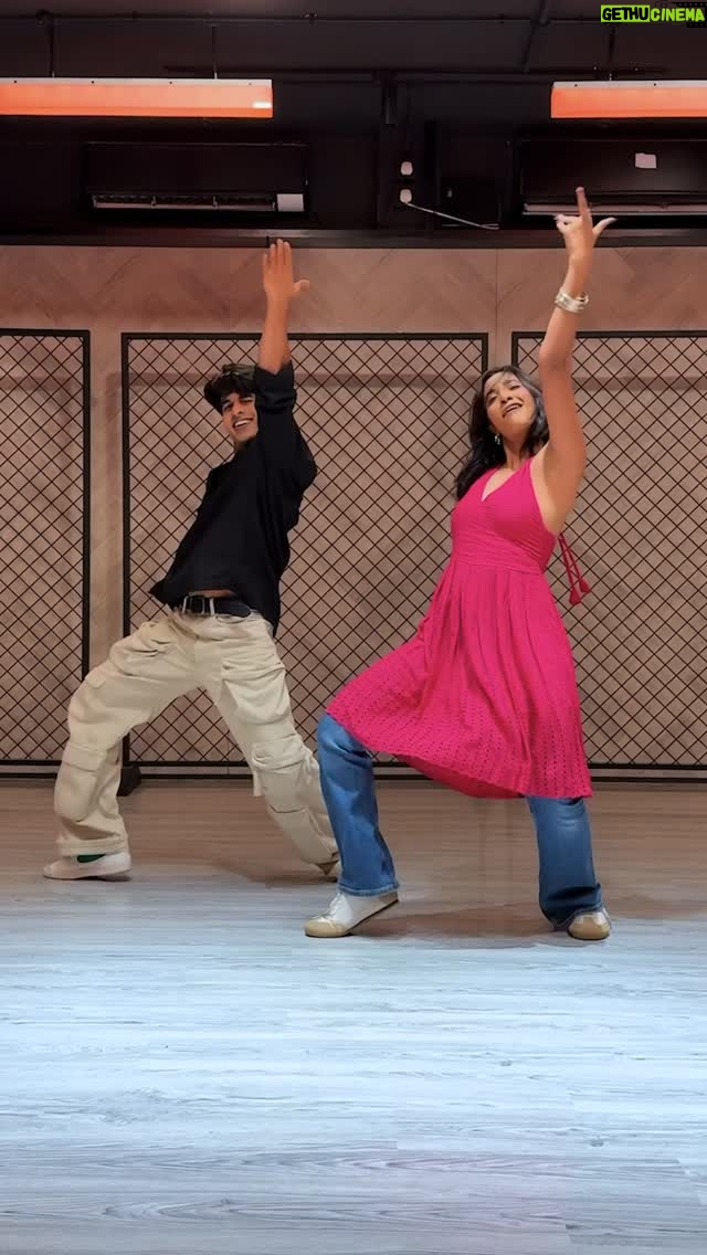 Krutika Solanki - 4.8K Likes - Chunari Chunari with @aadilkhann 
.
Teaching next in @10ft.downstudios 
Sat 20th september ❤️
.
More details in BIO LINK. 

#chunarichunari #aadilkhanchoreography #krutikasolankii @sushmitasen47 @beingsalmankhan @abhijeetbhattacharya