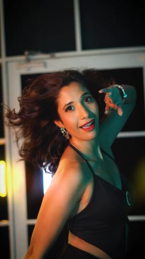 Krutika Solanki Instagram - Short hair ✅ or ❎ ? Please tell, so i can start looking for hair extensions 🤣🤣🤣🤣🤣🤣🤣
.
#IshqBukhaar #dance #trend
Shot and edited by @akash.yadav7245 👏🧿
@iamelnaaz @thejohnabraham @zeemusiccompany
