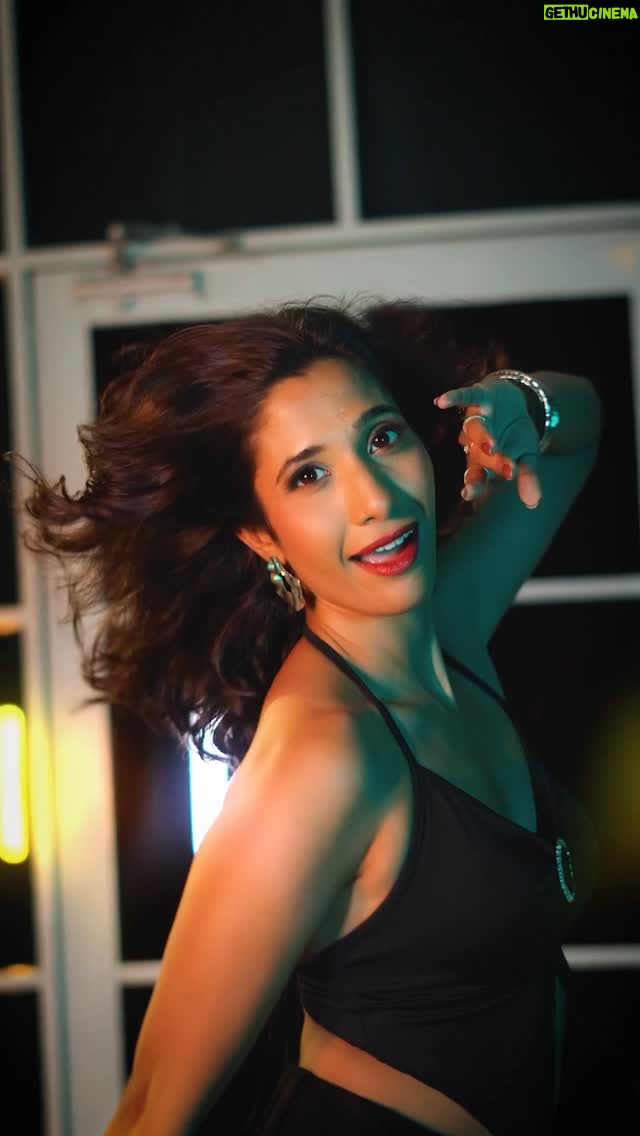 Krutika Solanki - 1.9K Likes - Short hair ✅ or ❎ ? Please tell, so i can start looking for hair extensions 🤣🤣🤣🤣🤣🤣🤣
.
#IshqBukhaar #dance #trend 
Shot and edited by @akash.yadav7245 👏🧿

@iamelnaaz @thejohnabraham @zeemusiccompany