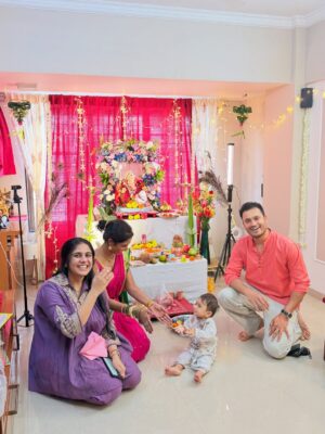 Krutika Solanki Instagram - Ganpati bappa morya ❤️
Thank you for blessing us this year again.
Day 1 was all about love, reunions and blessings .
.
#ɢᴀɴᴘᴀᴛɪʙᴀᴘᴘᴀᴍᴏʀʏᴀ #ganeshchaturthi #love