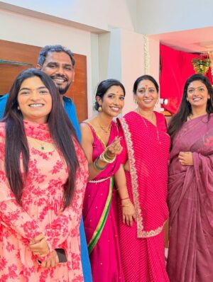 Krutika Solanki Instagram - Ganpati bappa morya ❤️
Thank you for blessing us this year again.
Day 1 was all about love, reunions and blessings .
.
#ɢᴀɴᴘᴀᴛɪʙᴀᴘᴘᴀᴍᴏʀʏᴀ #ganeshchaturthi #love