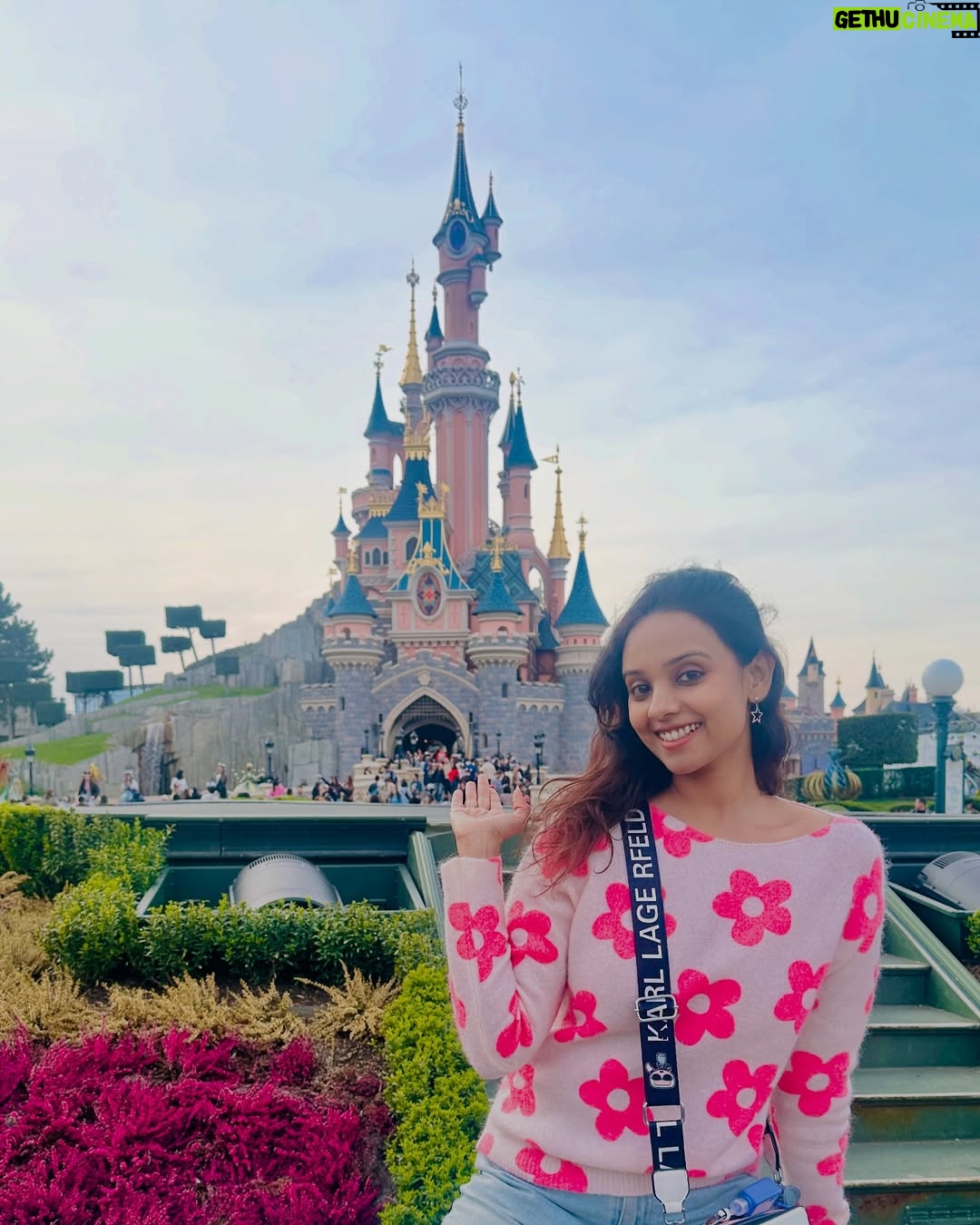 Kshitija Saxena - 85.5K Likes - The Disney princess in me with the Disney castle behind. 🙇🏻‍♀️🇫🇷
#disney #parís #disneyland #virelpost #disneyprincess #memories #vibes #ootd #pink #castle #france #elsa #frozen #aladdin #jasmine #cinderella #beautyandthebeast #moana #travelgram #happiness #goodvibesonly #beautifull #igers #nostalgia #likeforfollow #girlinme #shitijasaxena
