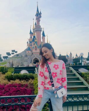 Kshitija Saxena Instagram - The Disney princess in me with the Disney castle behind. šš»āāļøš«š·
#disney #parĆs #disneyland #virelpost #disneyprincess #memories #vibes #ootd #pink #castle #france #elsa #frozen #aladdin #jasmine #cinderella #beautyandthebeast #moana #travelgram #happiness #goodvibesonly #beautifull #igers #nostalgia #likeforfollow #girlinme #shitijasaxena