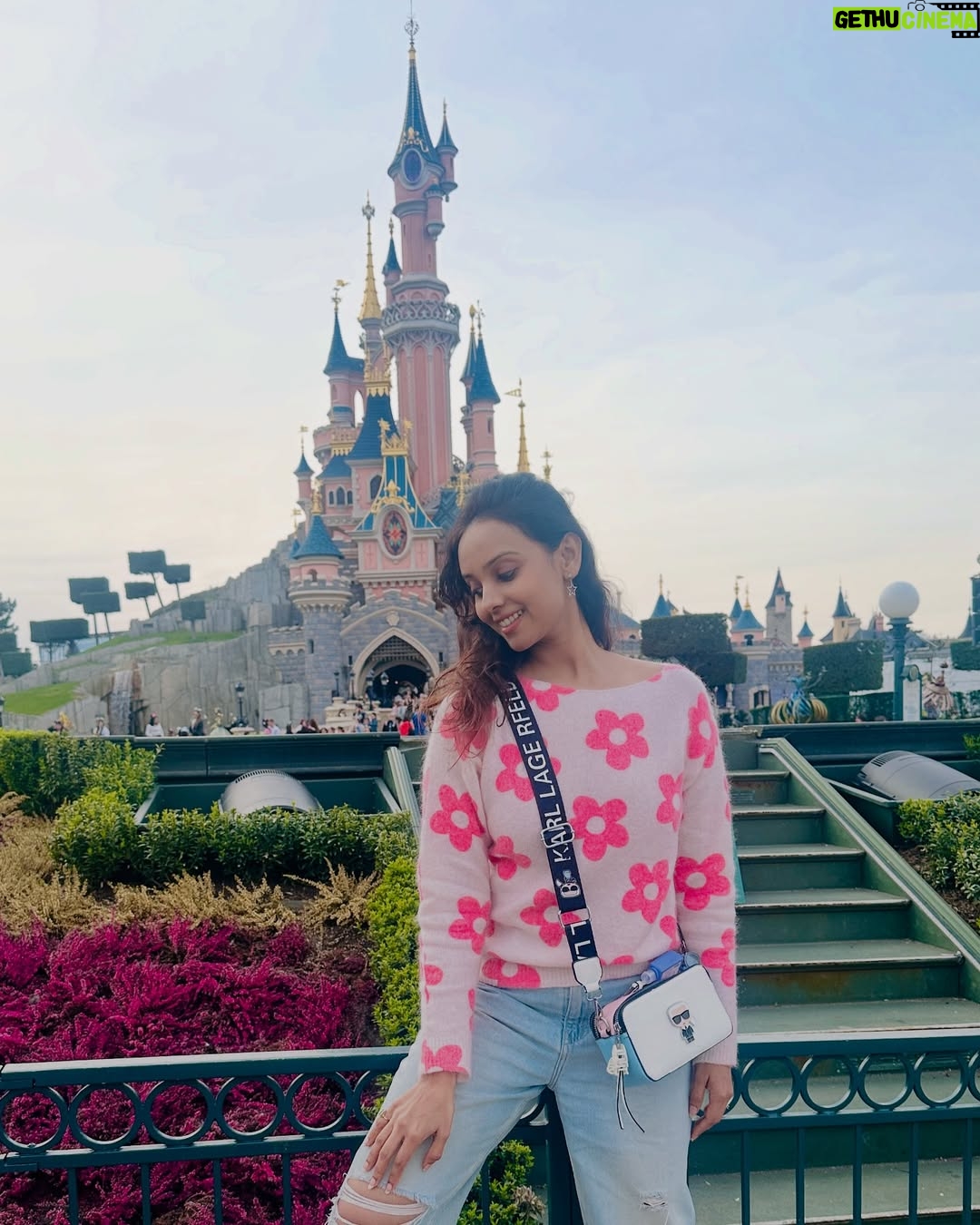 Kshitija Saxena - 85.5K Likes - The Disney princess in me with the Disney castle behind. 🙇🏻‍♀️🇫🇷
#disney #parís #disneyland #virelpost #disneyprincess #memories #vibes #ootd #pink #castle #france #elsa #frozen #aladdin #jasmine #cinderella #beautyandthebeast #moana #travelgram #happiness #goodvibesonly #beautifull #igers #nostalgia #likeforfollow #girlinme #shitijasaxena