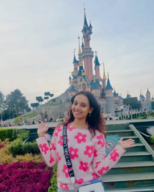 Kshitija Saxena Instagram - The Disney princess in me with the Disney castle behind. šš»āāļøš«š·
#disney #parĆs #disneyland #virelpost #disneyprincess #memories #vibes #ootd #pink #castle #france #elsa #frozen #aladdin #jasmine #cinderella #beautyandthebeast #moana #travelgram #happiness #goodvibesonly #beautifull #igers #nostalgia #likeforfollow #girlinme #shitijasaxena