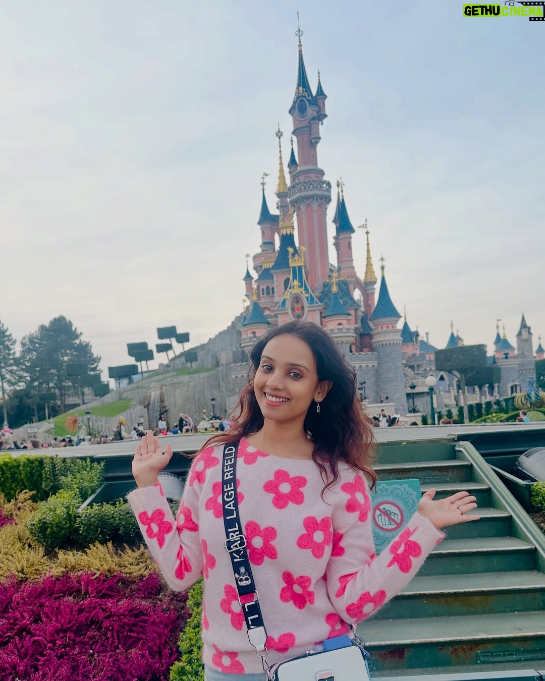 Kshitija Saxena - 85.5K Likes - The Disney princess in me with the Disney castle behind. 🙇🏻‍♀️🇫🇷
#disney #parís #disneyland #virelpost #disneyprincess #memories #vibes #ootd #pink #castle #france #elsa #frozen #aladdin #jasmine #cinderella #beautyandthebeast #moana #travelgram #happiness #goodvibesonly #beautifull #igers #nostalgia #likeforfollow #girlinme #shitijasaxena
