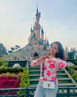 Kshitija Saxena Instagram - The Disney princess in me with the Disney castle behind. šš»āāļøš«š·
#disney #parĆs #disneyland #virelpost #disneyprincess #memories #vibes #ootd #pink #castle #france #elsa #frozen #aladdin #jasmine #cinderella #beautyandthebeast #moana #travelgram #happiness #goodvibesonly #beautifull #igers #nostalgia #likeforfollow #girlinme #shitijasaxena