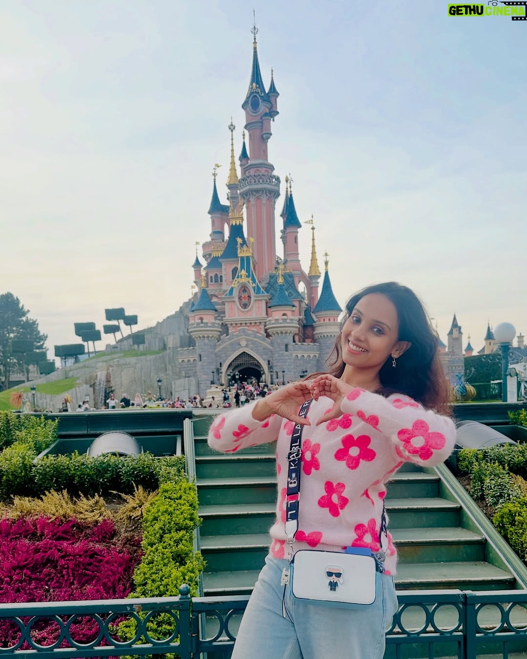 Kshitija Saxena - 85.5K Likes - The Disney princess in me with the Disney castle behind. 🙇🏻‍♀️🇫🇷
#disney #parís #disneyland #virelpost #disneyprincess #memories #vibes #ootd #pink #castle #france #elsa #frozen #aladdin #jasmine #cinderella #beautyandthebeast #moana #travelgram #happiness #goodvibesonly #beautifull #igers #nostalgia #likeforfollow #girlinme #shitijasaxena