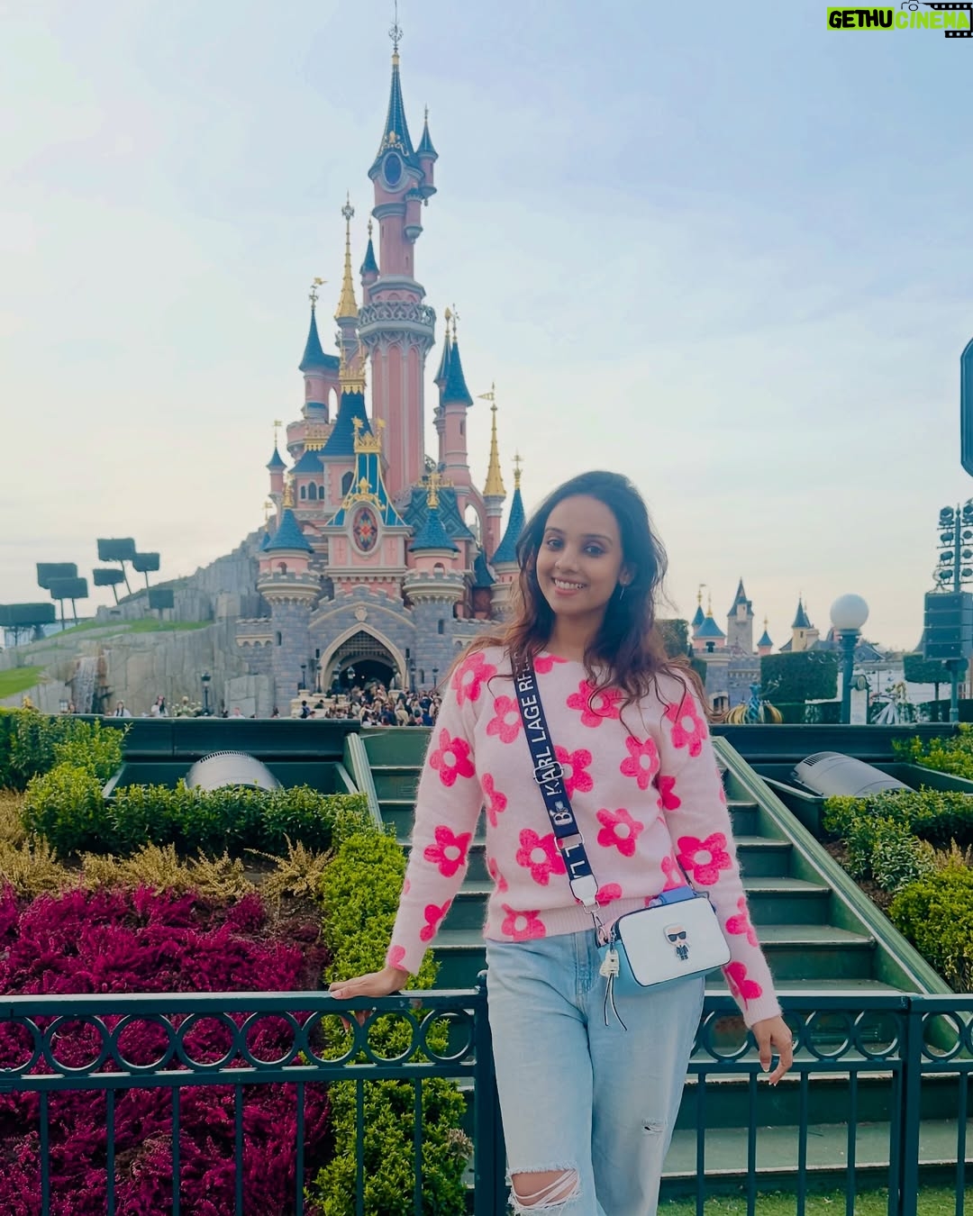 Kshitija Saxena - 85.5K Likes - The Disney princess in me with the Disney castle behind. 🙇🏻‍♀️🇫🇷
#disney #parís #disneyland #virelpost #disneyprincess #memories #vibes #ootd #pink #castle #france #elsa #frozen #aladdin #jasmine #cinderella #beautyandthebeast #moana #travelgram #happiness #goodvibesonly #beautifull #igers #nostalgia #likeforfollow #girlinme #shitijasaxena