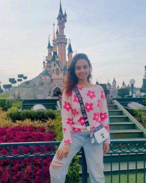 Kshitija Saxena Instagram - The Disney princess in me with the Disney castle behind. šš»āāļøš«š·
#disney #parĆs #disneyland #virelpost #disneyprincess #memories #vibes #ootd #pink #castle #france #elsa #frozen #aladdin #jasmine #cinderella #beautyandthebeast #moana #travelgram #happiness #goodvibesonly #beautifull #igers #nostalgia #likeforfollow #girlinme #shitijasaxena