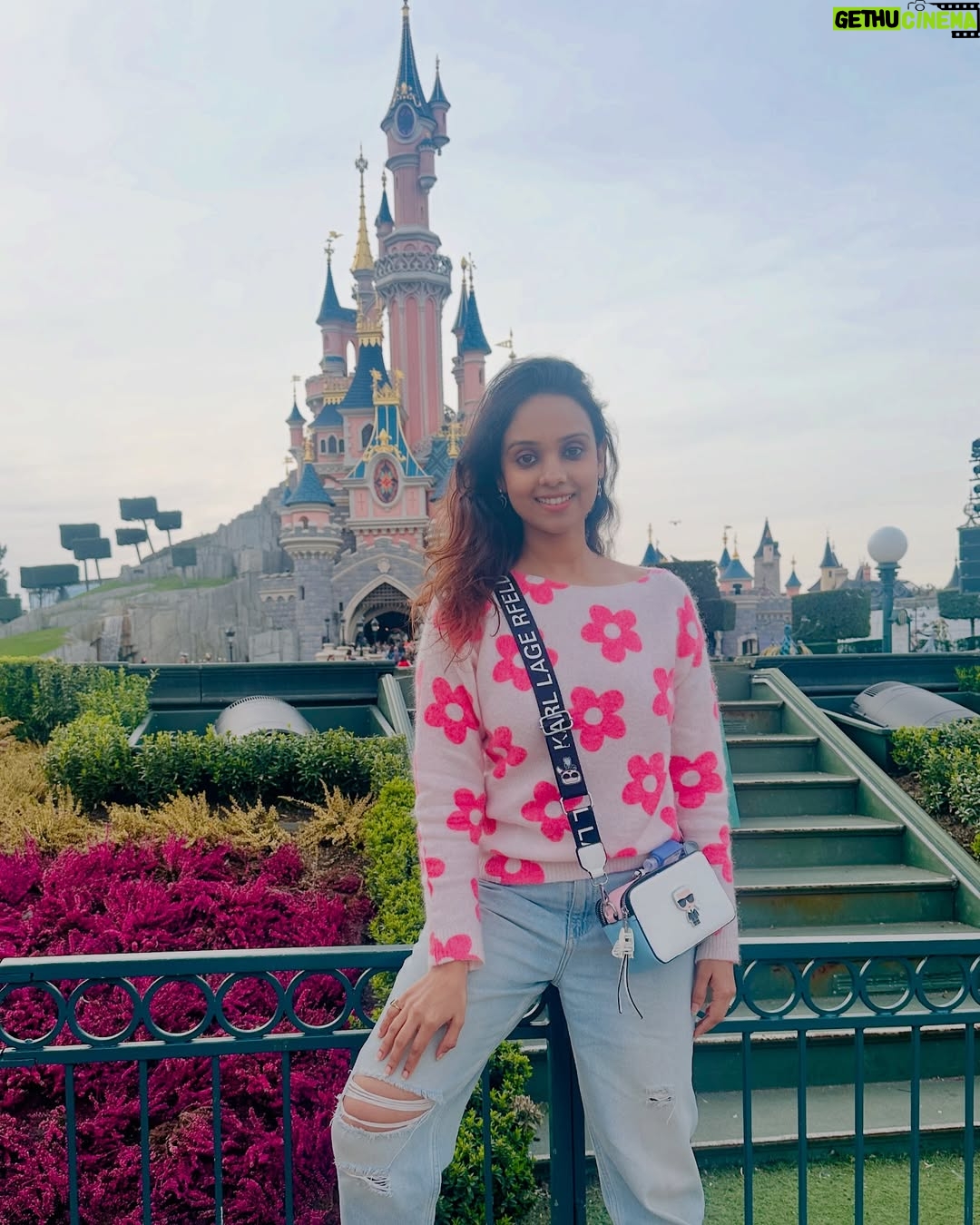 Kshitija Saxena - 85.5K Likes - The Disney princess in me with the Disney castle behind. 🙇🏻‍♀️🇫🇷
#disney #parís #disneyland #virelpost #disneyprincess #memories #vibes #ootd #pink #castle #france #elsa #frozen #aladdin #jasmine #cinderella #beautyandthebeast #moana #travelgram #happiness #goodvibesonly #beautifull #igers #nostalgia #likeforfollow #girlinme #shitijasaxena