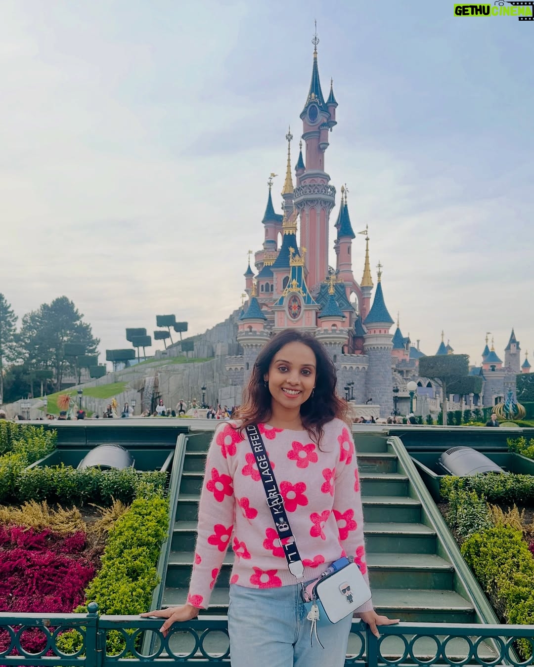 Kshitija Saxena - 85.5K Likes - The Disney princess in me with the Disney castle behind. 🙇🏻‍♀️🇫🇷
#disney #parís #disneyland #virelpost #disneyprincess #memories #vibes #ootd #pink #castle #france #elsa #frozen #aladdin #jasmine #cinderella #beautyandthebeast #moana #travelgram #happiness #goodvibesonly #beautifull #igers #nostalgia #likeforfollow #girlinme #shitijasaxena