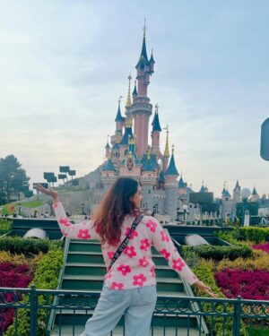 Kshitija Saxena Instagram - The Disney princess in me with the Disney castle behind. šš»āāļøš«š·
#disney #parĆs #disneyland #virelpost #disneyprincess #memories #vibes #ootd #pink #castle #france #elsa #frozen #aladdin #jasmine #cinderella #beautyandthebeast #moana #travelgram #happiness #goodvibesonly #beautifull #igers #nostalgia #likeforfollow #girlinme #shitijasaxena