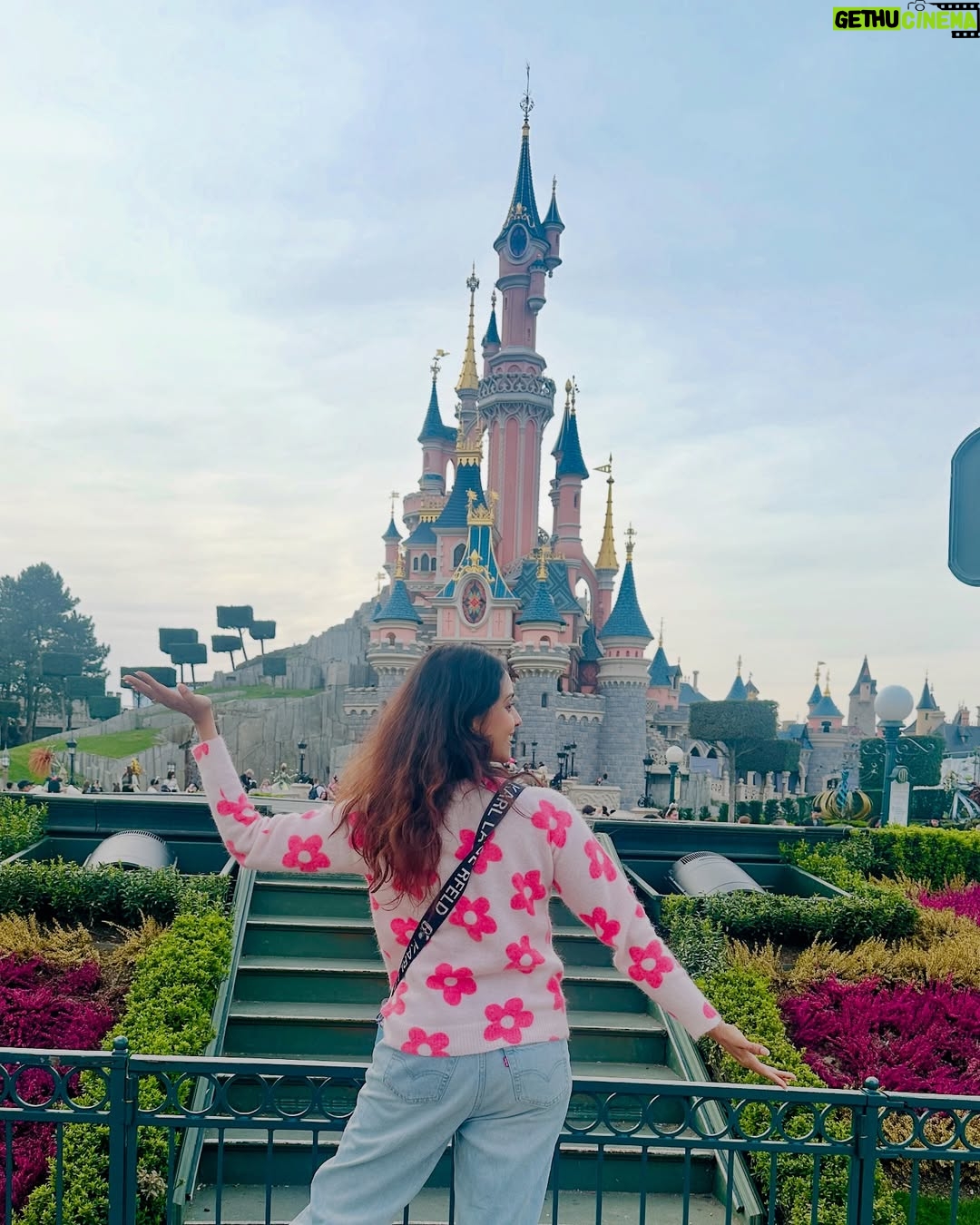 Kshitija Saxena - 85.5K Likes - The Disney princess in me with the Disney castle behind. 🙇🏻‍♀️🇫🇷
#disney #parís #disneyland #virelpost #disneyprincess #memories #vibes #ootd #pink #castle #france #elsa #frozen #aladdin #jasmine #cinderella #beautyandthebeast #moana #travelgram #happiness #goodvibesonly #beautifull #igers #nostalgia #likeforfollow #girlinme #shitijasaxena