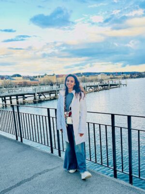 Kshitija Saxena Instagram - To the serene of alps and calmness of the lake, just one word Swiss beauty šØš
.
.
#switzerland #alps #zurich #lake #traveleurope #natureatitsbest #virelpost #trending #selflove #photooftheday #shitijasaxena