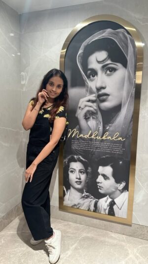 Kshitija Saxena Instagram - The love for Bollywood ❣️and girl in me 🙇🏻♀️
.
.
.
#shitijasaxena #bollywood #madhubala #queen #streetstyle #casualoutfit #weekend #viralvideos #trendingreels #reelitfeelit #explore #me #instagood #instalike #beautyqueen #nomakeupmakeup #actress #eternal #gorgeous #kshitijasaxena #actor