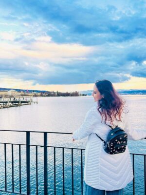Kshitija Saxena Instagram - To the serene of alps and calmness of the lake, just one word Swiss beauty šØš
.
.
#switzerland #alps #zurich #lake #traveleurope #natureatitsbest #virelpost #trending #selflove #photooftheday #shitijasaxena