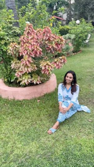 Kshitija Saxena Instagram - Monsoons 🌧️☔️❣️ makes me feel the vibe, more so when im comfortable in pure cotton outfit by @mysticmoda_official especially made for Indian weather and fits me perfectly. Do try and order now.
#reelvideo #indianwear #cottonkurti #traditional #explore #monsoon #mumbai #trendingsongs #viralvideos #likesforlike #actorslife #comfort #stylish #ethnicwear #ordernow #shitijasaxena #happy #june #blessed
PS @shilpiiroy26 thank you for shooting this 🙇🏻♀️