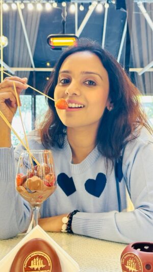 Kshitija Saxena Instagram - Winters, strawberries and Christmas feels are perfect recipe to girls heart ❤️ 🍓🧇🍫🙇🏻♀️
.
.
#trending #winters #chocolate #strawberry #girlstyle #dessert #viralvideos #selflove #instagood #goodvibes #explore #amazing #azerbaijan #followforfollowback #travelblogger #actor #passion #christmas #cute #reelkarofeelkaro #instalike #taylorswift #yummy #shitijasaxena #kshitijasaxena #baku🇦🇿