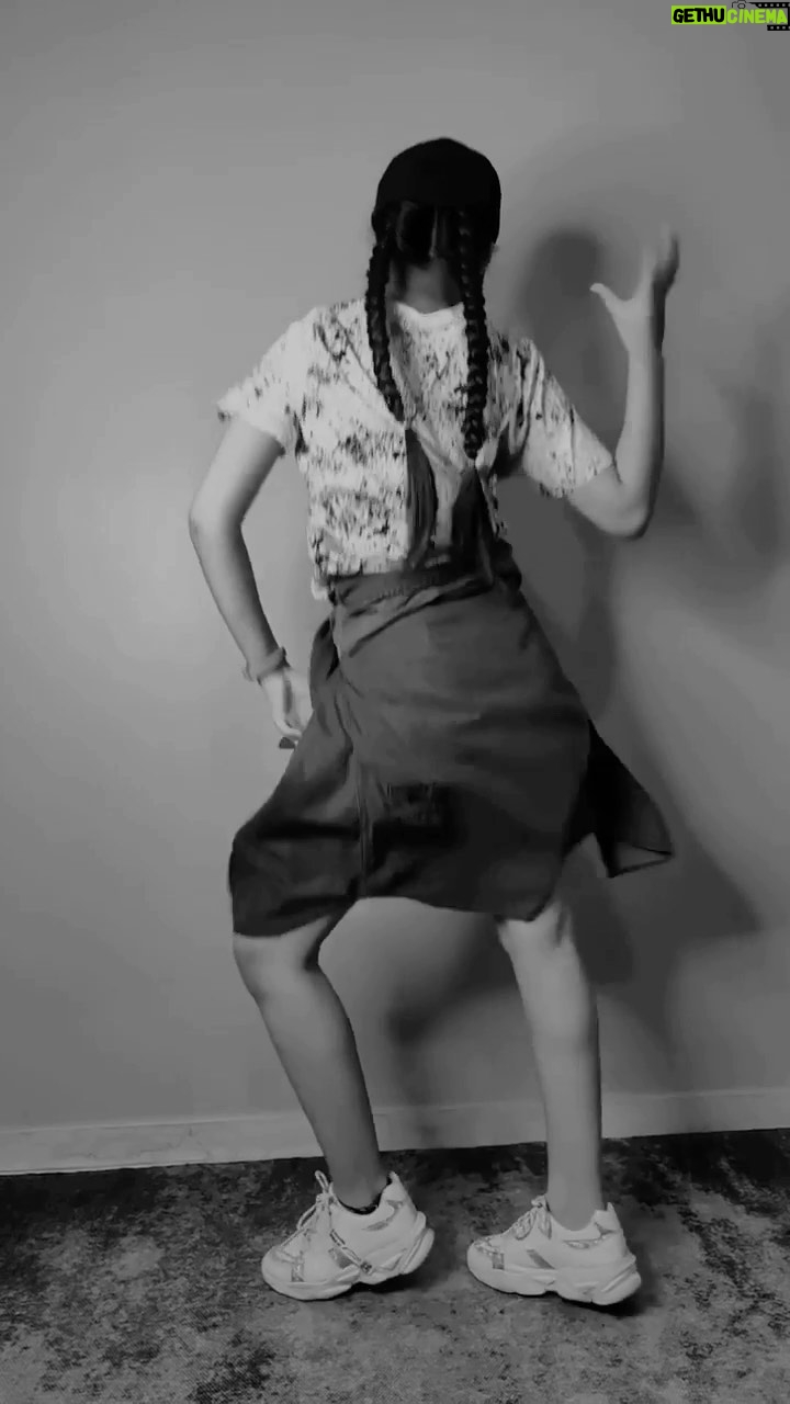 Kulfi Kumar Bajewala - 1.8K Likes - Trying to some different steps 🤦🏻‍♀️