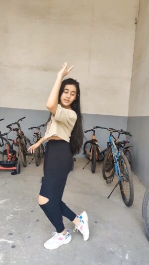 Kulfi Kumar Bajewala Instagram - ✨🦋

#remix #remixwithaakritisharma #dance #aakritians #aakritisharma
