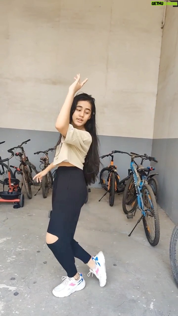 Kulfi Kumar Bajewala - 1.9K Likes - ✨🦋

#remix #remixwithaakritisharma #dance #aakritians #aakritisharma