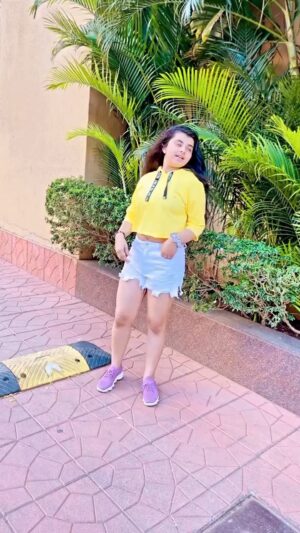 Kulfi Kumar Bajewala Instagram - Let your hair be messy and your life meaningful 
.
.
.
#messyhair #dontcare #myrasingh #reels #mudmudke #reelsinstagram