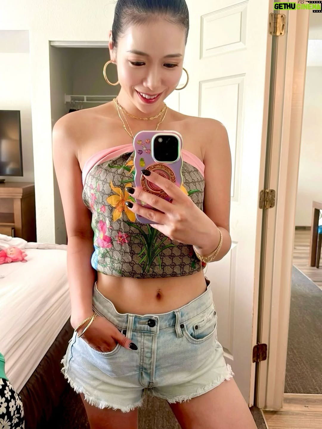 Kuran - 22.7K Likes - Hi！！NC🇺🇸
My first time here！！
素敵な家族に逢えて
大自然に癒されて
美味しいワインに出会えて
最高！！🍷❤️

🖤RADERA🖤
スカルプエッセンス発売決定！！
▪️9月11日(木) 12:00〜、21:00〜
⚠️数に限りがありますのでお早めに！！

#紅蘭