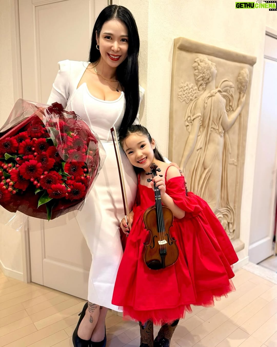 Kuran - 21.8K Likes - 初めてのバイオリンの発表会🎻❤️
ステージ出るまで緊張でガクブルで
いまにも泣き出しそうな程の緊張感だったけど、、、
無事ステージに立てて、いままでずっと練習みてきて
家でも2人でふざけながら沢山練習してきたけど
いままでで1番上手に弾けてたよ❤️
お疲れ様！頑張ったねー！
ママ、パパも観に来てくれたけど、、、
多分、パパが1番緊張してた😂

🖤RADERA🖤
ラデラスカルプエッセンス
6月9日(月) 12:00〜、21:00〜
発売決定！！
父の日ギフトに是非🎁

お父さんへ「いつもありがとう」の
気持ちを込めて、、
日々の疲れをラデラで癒そう！

父の日までの発売は今回が最後となりますので
お見逃しなく！！

#紅蘭 
#RADERA