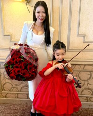 Kuran Instagram - 初めてのバイオリンの発表会🎻❤️
ステージ出るまで緊張でガクブルで
いまにも泣き出しそうな程の緊張感だったけど、、、
無事ステージに立てて、いままでずっと練習みてきて
家でも2人でふざけながら沢山練習してきたけど
いままでで1番上手に弾けてたよ❤️
お疲れ様！頑張ったねー！
ママ、パパも観に来てくれたけど、、、
多分、パパが1番緊張してた😂

🖤RADERA🖤
ラデラスカルプエッセンス
6月9日(月) 12:00〜、21:00〜
発売決定！！
父の日ギフトに是非🎁

お父さんへ「いつもありがとう」の
気持ちを込めて、、
日々の疲れをラデラで癒そう！

父の日までの発売は今回が最後となりますので
お見逃しなく！！

#紅蘭 
#RADERA