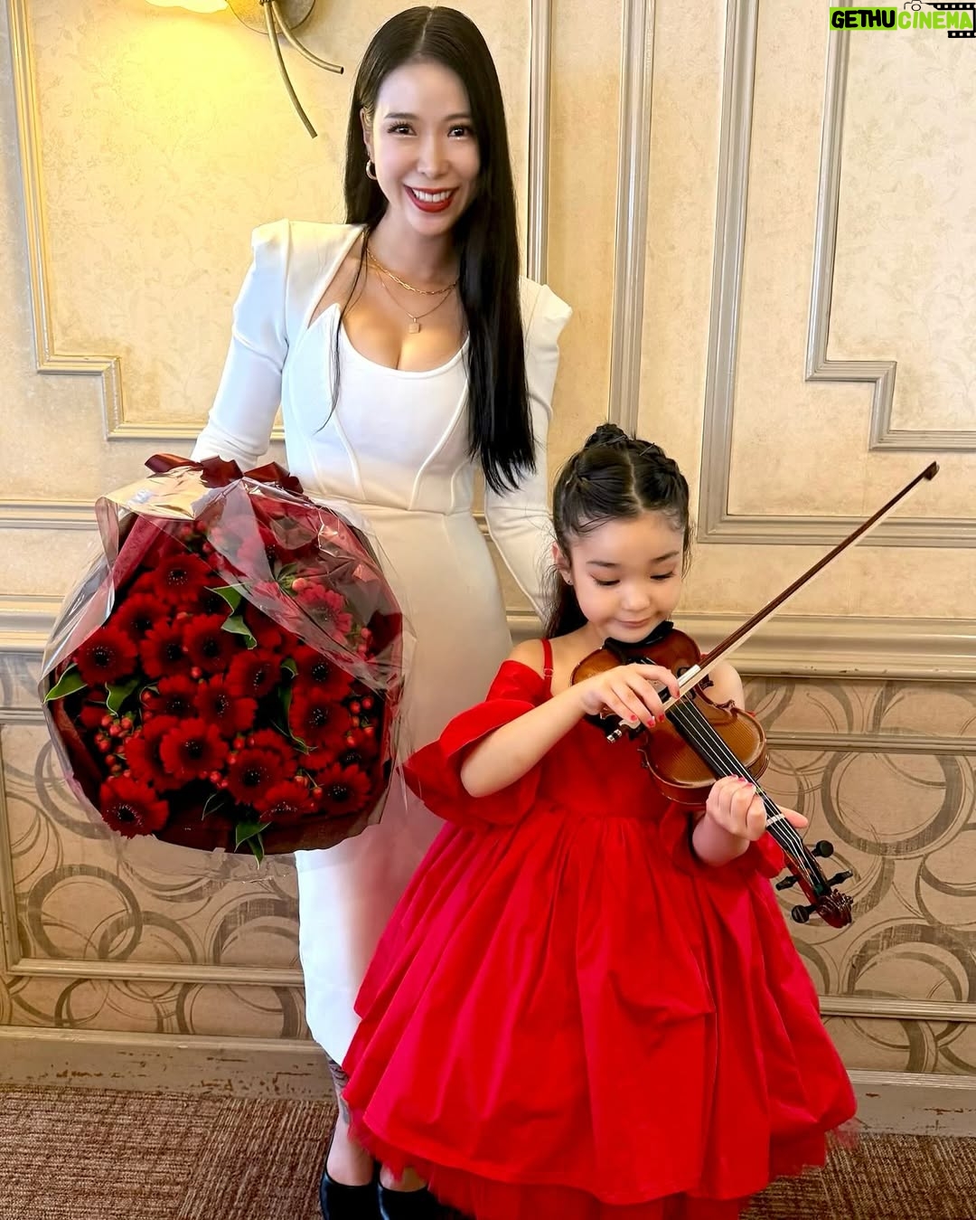 Kuran - 21.8K Likes - 初めてのバイオリンの発表会🎻❤️
ステージ出るまで緊張でガクブルで
いまにも泣き出しそうな程の緊張感だったけど、、、
無事ステージに立てて、いままでずっと練習みてきて
家でも2人でふざけながら沢山練習してきたけど
いままでで1番上手に弾けてたよ❤️
お疲れ様！頑張ったねー！
ママ、パパも観に来てくれたけど、、、
多分、パパが1番緊張してた😂

🖤RADERA🖤
ラデラスカルプエッセンス
6月9日(月) 12:00〜、21:00〜
発売決定！！
父の日ギフトに是非🎁

お父さんへ「いつもありがとう」の
気持ちを込めて、、
日々の疲れをラデラで癒そう！

父の日までの発売は今回が最後となりますので
お見逃しなく！！

#紅蘭 
#RADERA