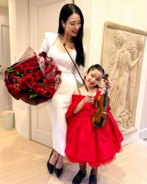 Kuran Instagram - 初めてのバイオリンの発表会🎻❤️
ステージ出るまで緊張でガクブルで
いまにも泣き出しそうな程の緊張感だったけど、、、
無事ステージに立てて、いままでずっと練習みてきて
家でも2人でふざけながら沢山練習してきたけど
いままでで1番上手に弾けてたよ❤️
お疲れ様！頑張ったねー！
ママ、パパも観に来てくれたけど、、、
多分、パパが1番緊張してた😂

🖤RADERA🖤
ラデラスカルプエッセンス
6月9日(月) 12:00〜、21:00〜
発売決定！！
父の日ギフトに是非🎁

お父さんへ「いつもありがとう」の
気持ちを込めて、、
日々の疲れをラデラで癒そう！

父の日までの発売は今回が最後となりますので
お見逃しなく！！

#紅蘭 
#RADERA