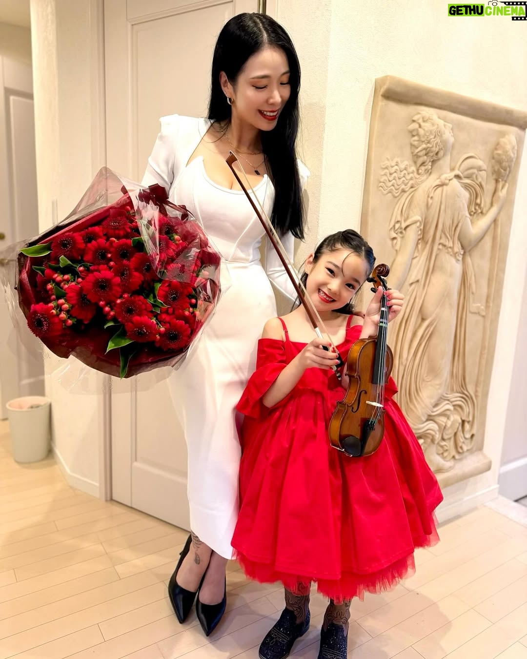 Kuran - 21.8K Likes - 初めてのバイオリンの発表会🎻❤️
ステージ出るまで緊張でガクブルで
いまにも泣き出しそうな程の緊張感だったけど、、、
無事ステージに立てて、いままでずっと練習みてきて
家でも2人でふざけながら沢山練習してきたけど
いままでで1番上手に弾けてたよ❤️
お疲れ様！頑張ったねー！
ママ、パパも観に来てくれたけど、、、
多分、パパが1番緊張してた😂

🖤RADERA🖤
ラデラスカルプエッセンス
6月9日(月) 12:00〜、21:00〜
発売決定！！
父の日ギフトに是非🎁

お父さんへ「いつもありがとう」の
気持ちを込めて、、
日々の疲れをラデラで癒そう！

父の日までの発売は今回が最後となりますので
お見逃しなく！！

#紅蘭 
#RADERA