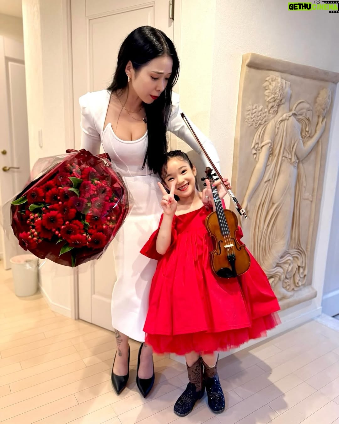 Kuran - 21.8K Likes - 初めてのバイオリンの発表会🎻❤️
ステージ出るまで緊張でガクブルで
いまにも泣き出しそうな程の緊張感だったけど、、、
無事ステージに立てて、いままでずっと練習みてきて
家でも2人でふざけながら沢山練習してきたけど
いままでで1番上手に弾けてたよ❤️
お疲れ様！頑張ったねー！
ママ、パパも観に来てくれたけど、、、
多分、パパが1番緊張してた😂

🖤RADERA🖤
ラデラスカルプエッセンス
6月9日(月) 12:00〜、21:00〜
発売決定！！
父の日ギフトに是非🎁

お父さんへ「いつもありがとう」の
気持ちを込めて、、
日々の疲れをラデラで癒そう！

父の日までの発売は今回が最後となりますので
お見逃しなく！！

#紅蘭 
#RADERA