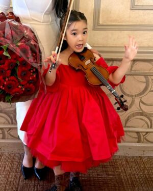 Kuran Instagram - 初めてのバイオリンの発表会🎻❤️
ステージ出るまで緊張でガクブルで
いまにも泣き出しそうな程の緊張感だったけど、、、
無事ステージに立てて、いままでずっと練習みてきて
家でも2人でふざけながら沢山練習してきたけど
いままでで1番上手に弾けてたよ❤️
お疲れ様！頑張ったねー！
ママ、パパも観に来てくれたけど、、、
多分、パパが1番緊張してた😂

🖤RADERA🖤
ラデラスカルプエッセンス
6月9日(月) 12:00〜、21:00〜
発売決定！！
父の日ギフトに是非🎁

お父さんへ「いつもありがとう」の
気持ちを込めて、、
日々の疲れをラデラで癒そう！

父の日までの発売は今回が最後となりますので
お見逃しなく！！

#紅蘭 
#RADERA