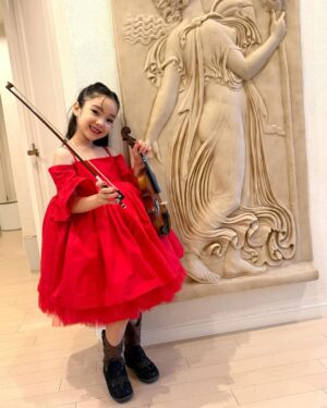 Kuran Instagram - 初めてのバイオリンの発表会🎻❤️
ステージ出るまで緊張でガクブルで
いまにも泣き出しそうな程の緊張感だったけど、、、
無事ステージに立てて、いままでずっと練習みてきて
家でも2人でふざけながら沢山練習してきたけど
いままでで1番上手に弾けてたよ❤️
お疲れ様！頑張ったねー！
ママ、パパも観に来てくれたけど、、、
多分、パパが1番緊張してた😂

🖤RADERA🖤
ラデラスカルプエッセンス
6月9日(月) 12:00〜、21:00〜
発売決定！！
父の日ギフトに是非🎁

お父さんへ「いつもありがとう」の
気持ちを込めて、、
日々の疲れをラデラで癒そう！

父の日までの発売は今回が最後となりますので
お見逃しなく！！

#紅蘭 
#RADERA