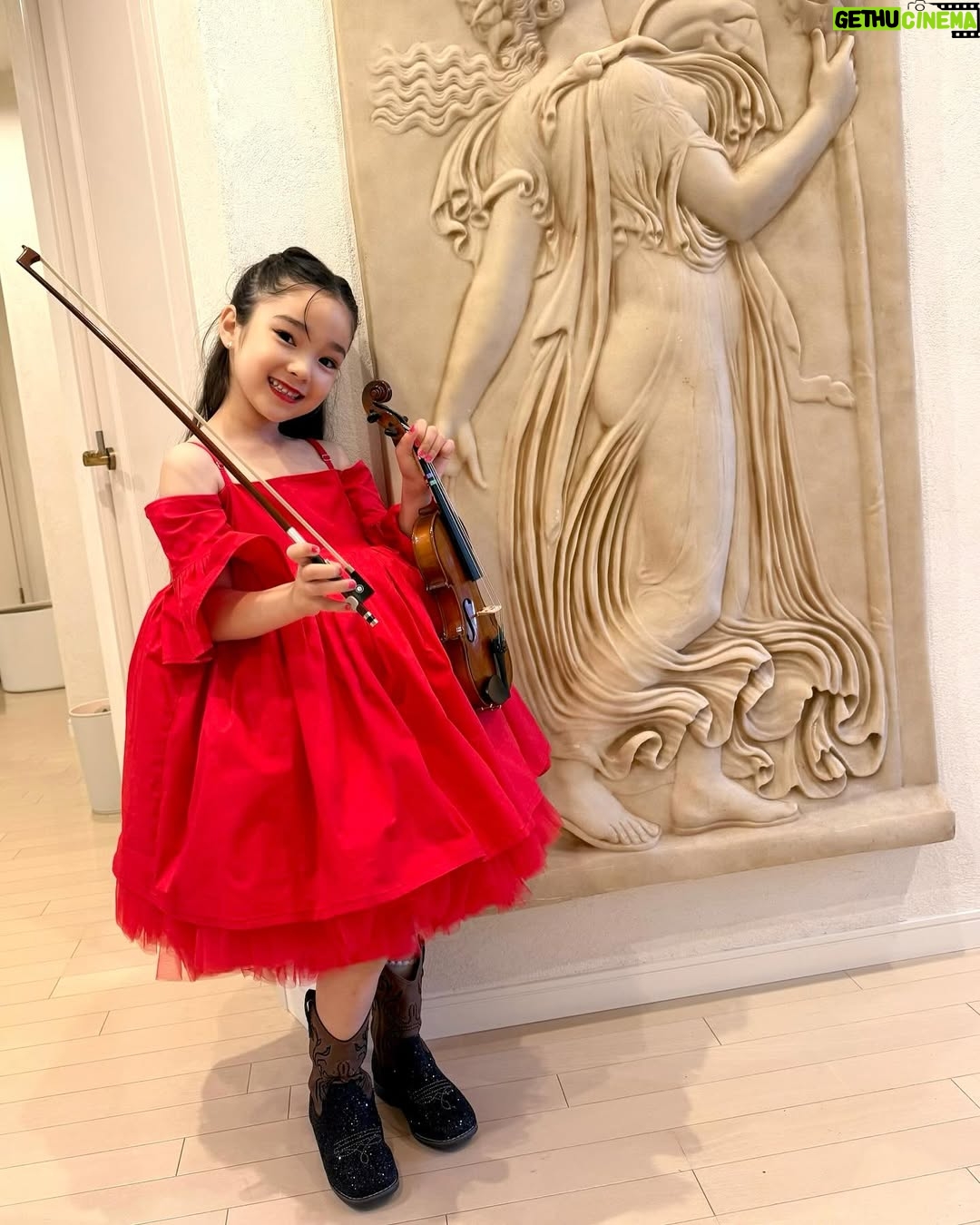 Kuran - 21.8K Likes - 初めてのバイオリンの発表会🎻❤️
ステージ出るまで緊張でガクブルで
いまにも泣き出しそうな程の緊張感だったけど、、、
無事ステージに立てて、いままでずっと練習みてきて
家でも2人でふざけながら沢山練習してきたけど
いままでで1番上手に弾けてたよ❤️
お疲れ様！頑張ったねー！
ママ、パパも観に来てくれたけど、、、
多分、パパが1番緊張してた😂

🖤RADERA🖤
ラデラスカルプエッセンス
6月9日(月) 12:00〜、21:00〜
発売決定！！
父の日ギフトに是非🎁

お父さんへ「いつもありがとう」の
気持ちを込めて、、
日々の疲れをラデラで癒そう！

父の日までの発売は今回が最後となりますので
お見逃しなく！！

#紅蘭 
#RADERA