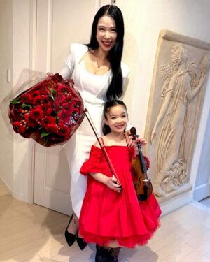 Kuran Instagram - 初めてのバイオリンの発表会🎻❤️
ステージ出るまで緊張でガクブルで
いまにも泣き出しそうな程の緊張感だったけど、、、
無事ステージに立てて、いままでずっと練習みてきて
家でも2人でふざけながら沢山練習してきたけど
いままでで1番上手に弾けてたよ❤️
お疲れ様！頑張ったねー！
ママ、パパも観に来てくれたけど、、、
多分、パパが1番緊張してた😂

🖤RADERA🖤
ラデラスカルプエッセンス
6月9日(月) 12:00〜、21:00〜
発売決定！！
父の日ギフトに是非🎁

お父さんへ「いつもありがとう」の
気持ちを込めて、、
日々の疲れをラデラで癒そう！

父の日までの発売は今回が最後となりますので
お見逃しなく！！

#紅蘭 
#RADERA