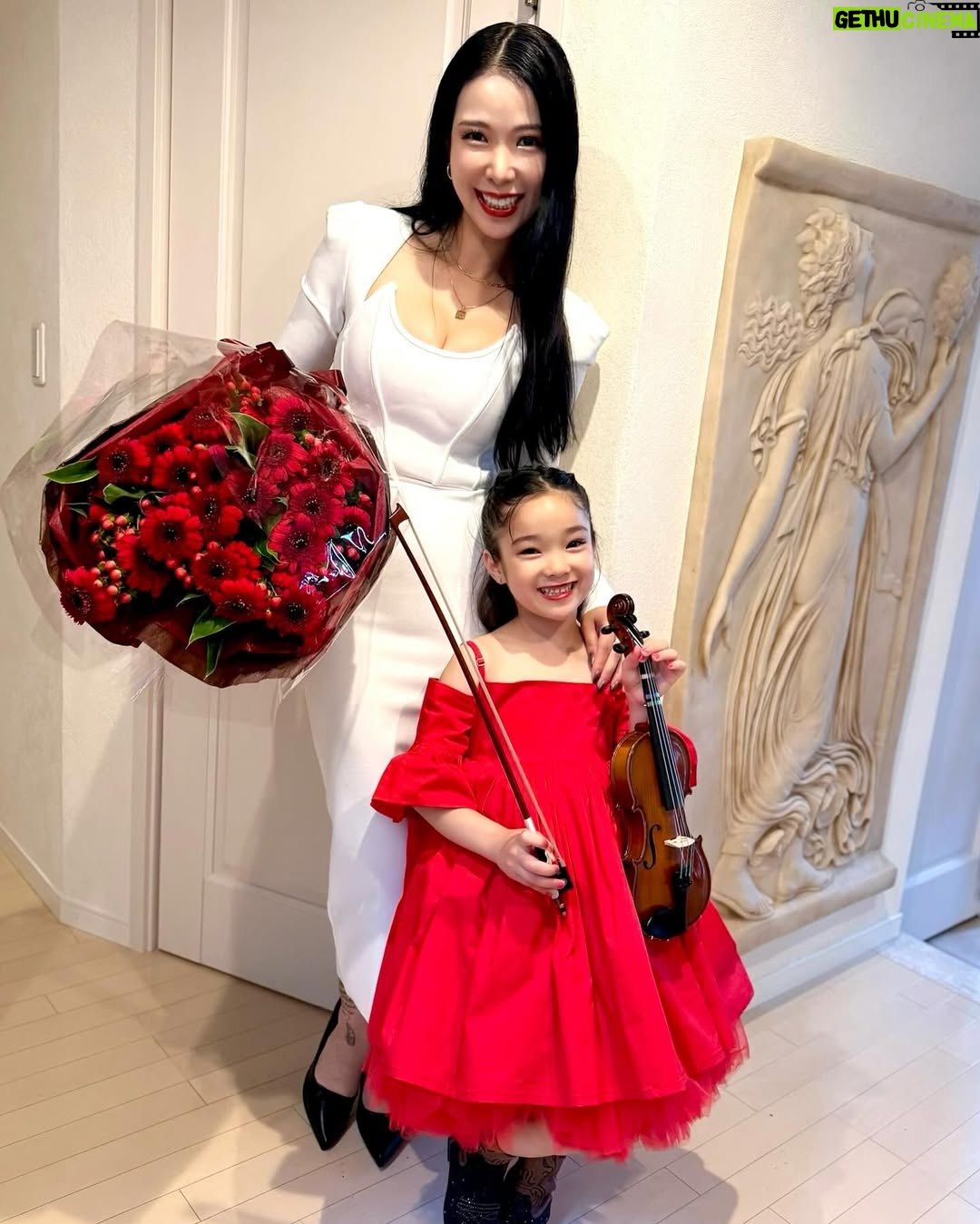 Kuran - 21.8K Likes - 初めてのバイオリンの発表会🎻❤️
ステージ出るまで緊張でガクブルで
いまにも泣き出しそうな程の緊張感だったけど、、、
無事ステージに立てて、いままでずっと練習みてきて
家でも2人でふざけながら沢山練習してきたけど
いままでで1番上手に弾けてたよ❤️
お疲れ様！頑張ったねー！
ママ、パパも観に来てくれたけど、、、
多分、パパが1番緊張してた😂

🖤RADERA🖤
ラデラスカルプエッセンス
6月9日(月) 12:00〜、21:00〜
発売決定！！
父の日ギフトに是非🎁

お父さんへ「いつもありがとう」の
気持ちを込めて、、
日々の疲れをラデラで癒そう！

父の日までの発売は今回が最後となりますので
お見逃しなく！！

#紅蘭 
#RADERA