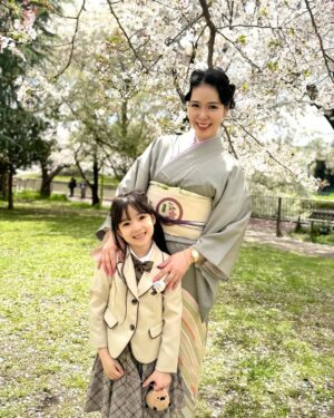 Kuran Instagram - 娘の小学校入学式でした🌸
おめでとう！！
今までのスクールは少人数でしか生活してこなかった為、
昨日から集団生活！
式の初めは緊張してるかな？て感じでしたが
途中から周りの子供達と楽しそうに話していたり
最後はるんるんで退場していく姿をみて
母安心しました😮‍💨
入学式でお友達になった子に帰り際に
Big Hug🩷娘の大好き大好きアピールのゼロ距離には
お友達も戸惑うことあるかもですが
愛情表現を抑えられない娘はもうすでにBFFと
言ってます！🤣

これから新生活！！色々なことがあるだろうけど
全てひっくるめて一緒に楽しもうねー！！
楽しむ準備はできてるよ！！

担任の先生のことも「めっちゃ可愛い🥰」と
ずっと言ってます😆
よかったよかった！！

毎日、沢山の書類や持ち物に名前書くことに
慣れない自分も楽しんでますw
保護者会やPTA会も初めてのことだらけで
ワクワク！！小学生ママこれからよろしくお願いします！！

元気いっぱいの小学生のママにしてくれて
ありがとう🌸
Love you baby🩷

私達親子の新しい章の幕開けです！！👏

💙BROSKYからお知らせ💙
明後日、4月11日(金)  9:00〜、21:00〜
発売決定！！
▪️BROSKY＋αMO （ノベルティ付き）
▪️BROSKY エクソソーム 美容液

 ※今回の販売はBROSKY＋αMOに
BROSKYミニクレンジングが付いてきます！！
お見逃しなく！！

#紅蘭
#小学生
#入学式