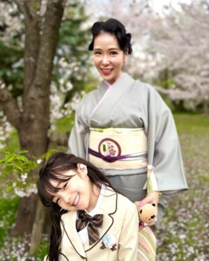 Kuran Instagram - 娘の小学校入学式でした🌸
おめでとう！！
今までのスクールは少人数でしか生活してこなかった為、
昨日から集団生活！
式の初めは緊張してるかな？て感じでしたが
途中から周りの子供達と楽しそうに話していたり
最後はるんるんで退場していく姿をみて
母安心しました😮‍💨
入学式でお友達になった子に帰り際に
Big Hug🩷娘の大好き大好きアピールのゼロ距離には
お友達も戸惑うことあるかもですが
愛情表現を抑えられない娘はもうすでにBFFと
言ってます！🤣

これから新生活！！色々なことがあるだろうけど
全てひっくるめて一緒に楽しもうねー！！
楽しむ準備はできてるよ！！

担任の先生のことも「めっちゃ可愛い🥰」と
ずっと言ってます😆
よかったよかった！！

毎日、沢山の書類や持ち物に名前書くことに
慣れない自分も楽しんでますw
保護者会やPTA会も初めてのことだらけで
ワクワク！！小学生ママこれからよろしくお願いします！！

元気いっぱいの小学生のママにしてくれて
ありがとう🌸
Love you baby🩷

私達親子の新しい章の幕開けです！！👏

💙BROSKYからお知らせ💙
明後日、4月11日(金)  9:00〜、21:00〜
発売決定！！
▪️BROSKY＋αMO （ノベルティ付き）
▪️BROSKY エクソソーム 美容液

 ※今回の販売はBROSKY＋αMOに
BROSKYミニクレンジングが付いてきます！！
お見逃しなく！！

#紅蘭
#小学生
#入学式