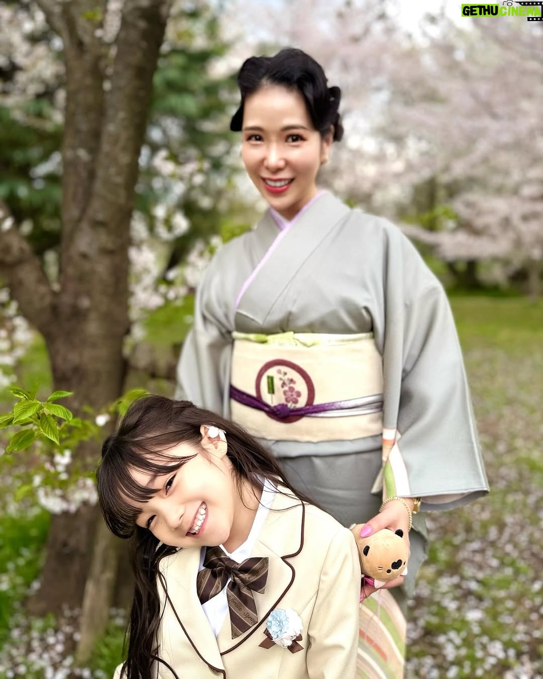 Kuran - 52.8K Likes - 娘の小学校入学式でした🌸
おめでとう！！
今までのスクールは少人数でしか生活してこなかった為、
昨日から集団生活！
式の初めは緊張してるかな？て感じでしたが
途中から周りの子供達と楽しそうに話していたり
最後はるんるんで退場していく姿をみて
母安心しました😮‍💨
入学式でお友達になった子に帰り際に
Big Hug🩷娘の大好き大好きアピールのゼロ距離には
お友達も戸惑うことあるかもですが
愛情表現を抑えられない娘はもうすでにBFFと
言ってます！🤣

これから新生活！！色々なことがあるだろうけど
全てひっくるめて一緒に楽しもうねー！！
楽しむ準備はできてるよ！！

担任の先生のことも「めっちゃ可愛い🥰」と
ずっと言ってます😆
よかったよかった！！

毎日、沢山の書類や持ち物に名前書くことに
慣れない自分も楽しんでますw
保護者会やPTA会も初めてのことだらけで
ワクワク！！小学生ママこれからよろしくお願いします！！

元気いっぱいの小学生のママにしてくれて
ありがとう🌸
Love you baby🩷

私達親子の新しい章の幕開けです！！👏

💙BROSKYからお知らせ💙
明後日、4月11日(金)  9:00〜、21:00〜
発売決定！！
▪️BROSKY＋αMO （ノベルティ付き）
▪️BROSKY エクソソーム 美容液

 ※今回の販売はBROSKY＋αMOに
BROSKYミニクレンジングが付いてきます！！
お見逃しなく！！

#紅蘭
#小学生
#入学式