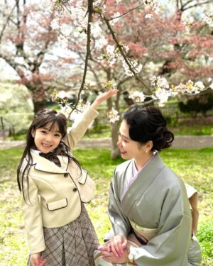 Kuran Instagram - 娘の小学校入学式でした🌸
おめでとう！！
今までのスクールは少人数でしか生活してこなかった為、
昨日から集団生活！
式の初めは緊張してるかな？て感じでしたが
途中から周りの子供達と楽しそうに話していたり
最後はるんるんで退場していく姿をみて
母安心しました😮‍💨
入学式でお友達になった子に帰り際に
Big Hug🩷娘の大好き大好きアピールのゼロ距離には
お友達も戸惑うことあるかもですが
愛情表現を抑えられない娘はもうすでにBFFと
言ってます！🤣

これから新生活！！色々なことがあるだろうけど
全てひっくるめて一緒に楽しもうねー！！
楽しむ準備はできてるよ！！

担任の先生のことも「めっちゃ可愛い🥰」と
ずっと言ってます😆
よかったよかった！！

毎日、沢山の書類や持ち物に名前書くことに
慣れない自分も楽しんでますw
保護者会やPTA会も初めてのことだらけで
ワクワク！！小学生ママこれからよろしくお願いします！！

元気いっぱいの小学生のママにしてくれて
ありがとう🌸
Love you baby🩷

私達親子の新しい章の幕開けです！！👏

💙BROSKYからお知らせ💙
明後日、4月11日(金)  9:00〜、21:00〜
発売決定！！
▪️BROSKY＋αMO （ノベルティ付き）
▪️BROSKY エクソソーム 美容液

 ※今回の販売はBROSKY＋αMOに
BROSKYミニクレンジングが付いてきます！！
お見逃しなく！！

#紅蘭
#小学生
#入学式