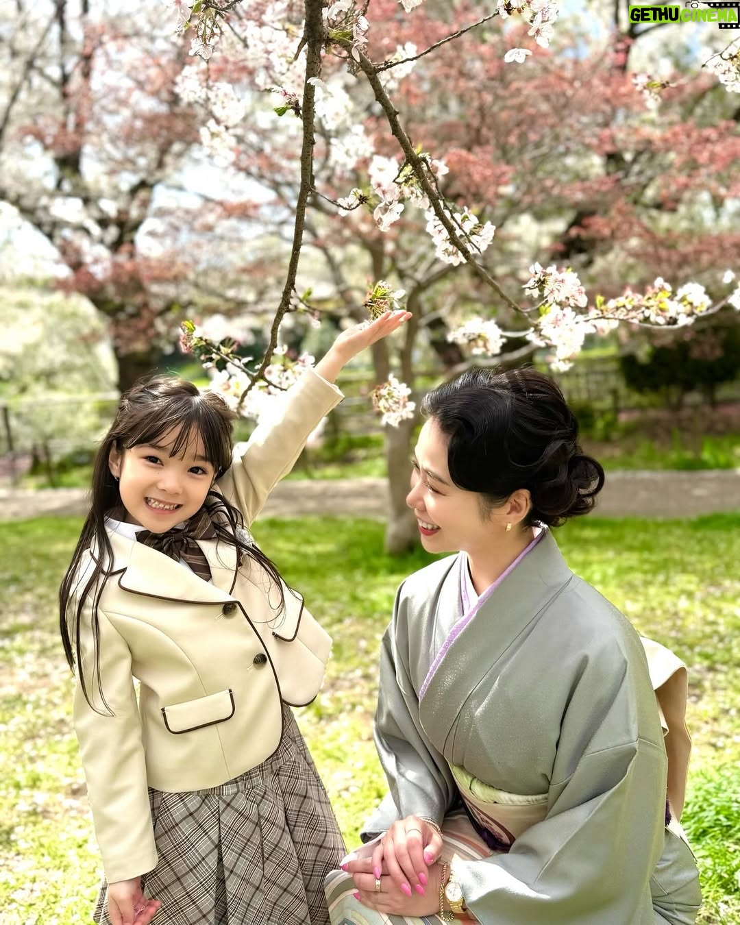 Kuran - 52.8K Likes - 娘の小学校入学式でした🌸
おめでとう！！
今までのスクールは少人数でしか生活してこなかった為、
昨日から集団生活！
式の初めは緊張してるかな？て感じでしたが
途中から周りの子供達と楽しそうに話していたり
最後はるんるんで退場していく姿をみて
母安心しました😮‍💨
入学式でお友達になった子に帰り際に
Big Hug🩷娘の大好き大好きアピールのゼロ距離には
お友達も戸惑うことあるかもですが
愛情表現を抑えられない娘はもうすでにBFFと
言ってます！🤣

これから新生活！！色々なことがあるだろうけど
全てひっくるめて一緒に楽しもうねー！！
楽しむ準備はできてるよ！！

担任の先生のことも「めっちゃ可愛い🥰」と
ずっと言ってます😆
よかったよかった！！

毎日、沢山の書類や持ち物に名前書くことに
慣れない自分も楽しんでますw
保護者会やPTA会も初めてのことだらけで
ワクワク！！小学生ママこれからよろしくお願いします！！

元気いっぱいの小学生のママにしてくれて
ありがとう🌸
Love you baby🩷

私達親子の新しい章の幕開けです！！👏

💙BROSKYからお知らせ💙
明後日、4月11日(金)  9:00〜、21:00〜
発売決定！！
▪️BROSKY＋αMO （ノベルティ付き）
▪️BROSKY エクソソーム 美容液

 ※今回の販売はBROSKY＋αMOに
BROSKYミニクレンジングが付いてきます！！
お見逃しなく！！

#紅蘭
#小学生
#入学式