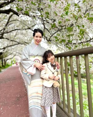 Kuran Instagram - 娘の小学校入学式でした🌸
おめでとう！！
今までのスクールは少人数でしか生活してこなかった為、
昨日から集団生活！
式の初めは緊張してるかな？て感じでしたが
途中から周りの子供達と楽しそうに話していたり
最後はるんるんで退場していく姿をみて
母安心しました😮‍💨
入学式でお友達になった子に帰り際に
Big Hug🩷娘の大好き大好きアピールのゼロ距離には
お友達も戸惑うことあるかもですが
愛情表現を抑えられない娘はもうすでにBFFと
言ってます！🤣

これから新生活！！色々なことがあるだろうけど
全てひっくるめて一緒に楽しもうねー！！
楽しむ準備はできてるよ！！

担任の先生のことも「めっちゃ可愛い🥰」と
ずっと言ってます😆
よかったよかった！！

毎日、沢山の書類や持ち物に名前書くことに
慣れない自分も楽しんでますw
保護者会やPTA会も初めてのことだらけで
ワクワク！！小学生ママこれからよろしくお願いします！！

元気いっぱいの小学生のママにしてくれて
ありがとう🌸
Love you baby🩷

私達親子の新しい章の幕開けです！！👏

💙BROSKYからお知らせ💙
明後日、4月11日(金)  9:00〜、21:00〜
発売決定！！
▪️BROSKY＋αMO （ノベルティ付き）
▪️BROSKY エクソソーム 美容液

 ※今回の販売はBROSKY＋αMOに
BROSKYミニクレンジングが付いてきます！！
お見逃しなく！！

#紅蘭
#小学生
#入学式