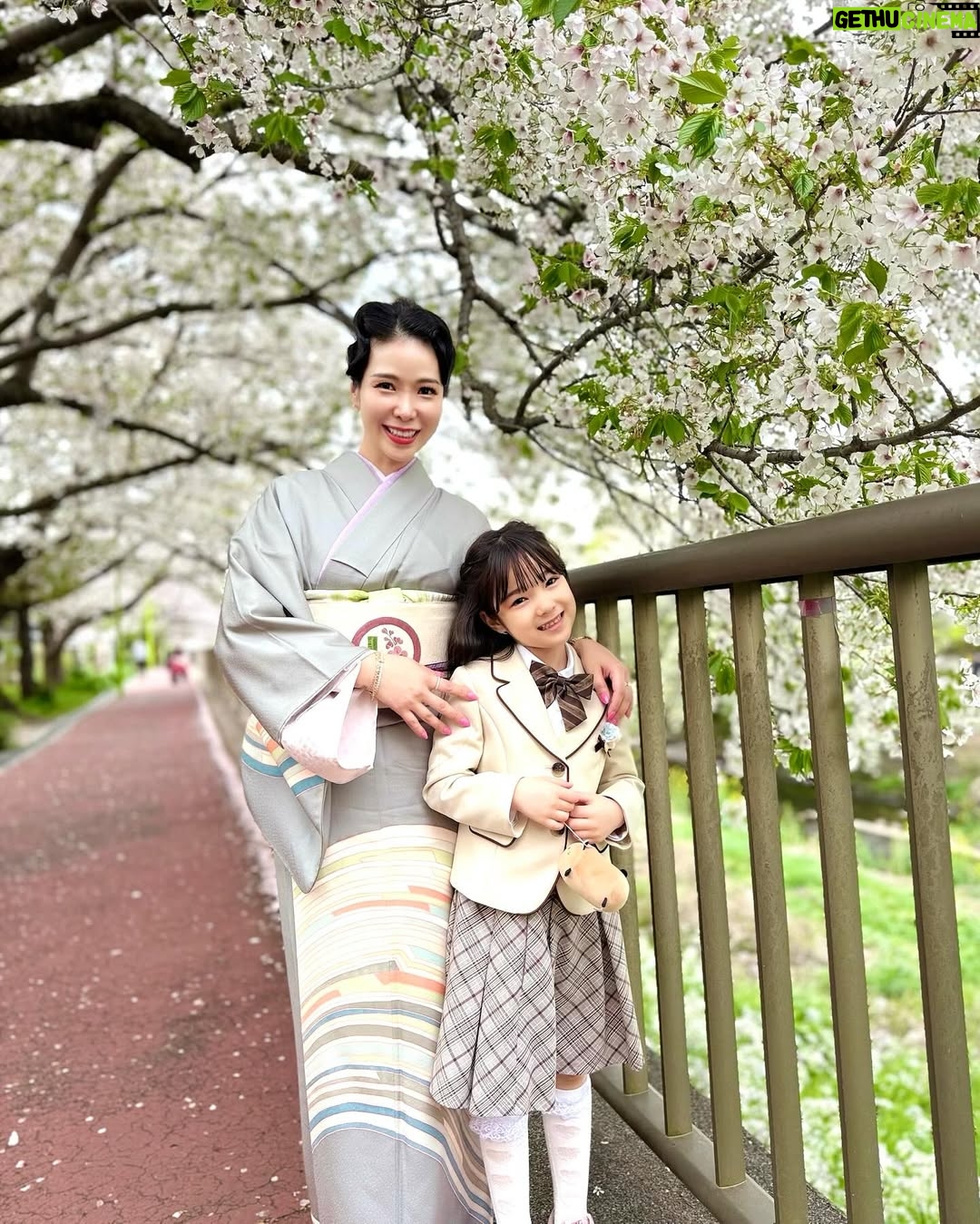 Kuran - 52.8K Likes - 娘の小学校入学式でした🌸
おめでとう！！
今までのスクールは少人数でしか生活してこなかった為、
昨日から集団生活！
式の初めは緊張してるかな？て感じでしたが
途中から周りの子供達と楽しそうに話していたり
最後はるんるんで退場していく姿をみて
母安心しました😮‍💨
入学式でお友達になった子に帰り際に
Big Hug🩷娘の大好き大好きアピールのゼロ距離には
お友達も戸惑うことあるかもですが
愛情表現を抑えられない娘はもうすでにBFFと
言ってます！🤣

これから新生活！！色々なことがあるだろうけど
全てひっくるめて一緒に楽しもうねー！！
楽しむ準備はできてるよ！！

担任の先生のことも「めっちゃ可愛い🥰」と
ずっと言ってます😆
よかったよかった！！

毎日、沢山の書類や持ち物に名前書くことに
慣れない自分も楽しんでますw
保護者会やPTA会も初めてのことだらけで
ワクワク！！小学生ママこれからよろしくお願いします！！

元気いっぱいの小学生のママにしてくれて
ありがとう🌸
Love you baby🩷

私達親子の新しい章の幕開けです！！👏

💙BROSKYからお知らせ💙
明後日、4月11日(金)  9:00〜、21:00〜
発売決定！！
▪️BROSKY＋αMO （ノベルティ付き）
▪️BROSKY エクソソーム 美容液

 ※今回の販売はBROSKY＋αMOに
BROSKYミニクレンジングが付いてきます！！
お見逃しなく！！

#紅蘭
#小学生
#入学式