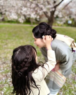 Kuran Instagram - 娘の小学校入学式でした🌸
おめでとう！！
今までのスクールは少人数でしか生活してこなかった為、
昨日から集団生活！
式の初めは緊張してるかな？て感じでしたが
途中から周りの子供達と楽しそうに話していたり
最後はるんるんで退場していく姿をみて
母安心しました😮‍💨
入学式でお友達になった子に帰り際に
Big Hug🩷娘の大好き大好きアピールのゼロ距離には
お友達も戸惑うことあるかもですが
愛情表現を抑えられない娘はもうすでにBFFと
言ってます！🤣

これから新生活！！色々なことがあるだろうけど
全てひっくるめて一緒に楽しもうねー！！
楽しむ準備はできてるよ！！

担任の先生のことも「めっちゃ可愛い🥰」と
ずっと言ってます😆
よかったよかった！！

毎日、沢山の書類や持ち物に名前書くことに
慣れない自分も楽しんでますw
保護者会やPTA会も初めてのことだらけで
ワクワク！！小学生ママこれからよろしくお願いします！！

元気いっぱいの小学生のママにしてくれて
ありがとう🌸
Love you baby🩷

私達親子の新しい章の幕開けです！！👏

💙BROSKYからお知らせ💙
明後日、4月11日(金)  9:00〜、21:00〜
発売決定！！
▪️BROSKY＋αMO （ノベルティ付き）
▪️BROSKY エクソソーム 美容液

 ※今回の販売はBROSKY＋αMOに
BROSKYミニクレンジングが付いてきます！！
お見逃しなく！！

#紅蘭
#小学生
#入学式