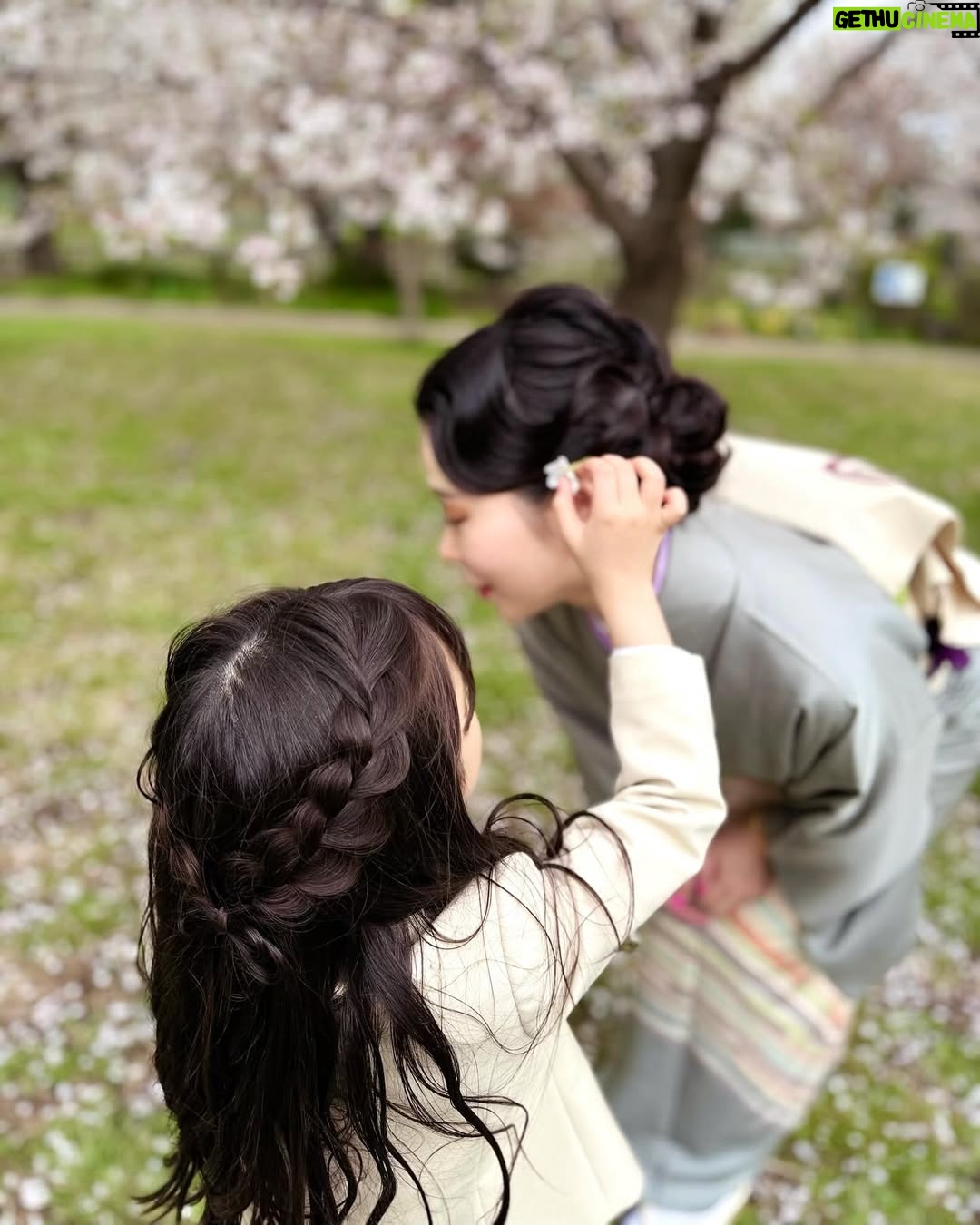 Kuran - 52.8K Likes - 娘の小学校入学式でした🌸
おめでとう！！
今までのスクールは少人数でしか生活してこなかった為、
昨日から集団生活！
式の初めは緊張してるかな？て感じでしたが
途中から周りの子供達と楽しそうに話していたり
最後はるんるんで退場していく姿をみて
母安心しました😮‍💨
入学式でお友達になった子に帰り際に
Big Hug🩷娘の大好き大好きアピールのゼロ距離には
お友達も戸惑うことあるかもですが
愛情表現を抑えられない娘はもうすでにBFFと
言ってます！🤣

これから新生活！！色々なことがあるだろうけど
全てひっくるめて一緒に楽しもうねー！！
楽しむ準備はできてるよ！！

担任の先生のことも「めっちゃ可愛い🥰」と
ずっと言ってます😆
よかったよかった！！

毎日、沢山の書類や持ち物に名前書くことに
慣れない自分も楽しんでますw
保護者会やPTA会も初めてのことだらけで
ワクワク！！小学生ママこれからよろしくお願いします！！

元気いっぱいの小学生のママにしてくれて
ありがとう🌸
Love you baby🩷

私達親子の新しい章の幕開けです！！👏

💙BROSKYからお知らせ💙
明後日、4月11日(金)  9:00〜、21:00〜
発売決定！！
▪️BROSKY＋αMO （ノベルティ付き）
▪️BROSKY エクソソーム 美容液

 ※今回の販売はBROSKY＋αMOに
BROSKYミニクレンジングが付いてきます！！
お見逃しなく！！

#紅蘭
#小学生
#入学式