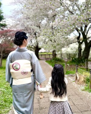 Kuran Instagram - 娘の小学校入学式でした🌸
おめでとう！！
今までのスクールは少人数でしか生活してこなかった為、
昨日から集団生活！
式の初めは緊張してるかな？て感じでしたが
途中から周りの子供達と楽しそうに話していたり
最後はるんるんで退場していく姿をみて
母安心しました😮‍💨
入学式でお友達になった子に帰り際に
Big Hug🩷娘の大好き大好きアピールのゼロ距離には
お友達も戸惑うことあるかもですが
愛情表現を抑えられない娘はもうすでにBFFと
言ってます！🤣

これから新生活！！色々なことがあるだろうけど
全てひっくるめて一緒に楽しもうねー！！
楽しむ準備はできてるよ！！

担任の先生のことも「めっちゃ可愛い🥰」と
ずっと言ってます😆
よかったよかった！！

毎日、沢山の書類や持ち物に名前書くことに
慣れない自分も楽しんでますw
保護者会やPTA会も初めてのことだらけで
ワクワク！！小学生ママこれからよろしくお願いします！！

元気いっぱいの小学生のママにしてくれて
ありがとう🌸
Love you baby🩷

私達親子の新しい章の幕開けです！！👏

💙BROSKYからお知らせ💙
明後日、4月11日(金)  9:00〜、21:00〜
発売決定！！
▪️BROSKY＋αMO （ノベルティ付き）
▪️BROSKY エクソソーム 美容液

 ※今回の販売はBROSKY＋αMOに
BROSKYミニクレンジングが付いてきます！！
お見逃しなく！！

#紅蘭
#小学生
#入学式